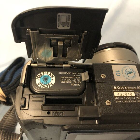 Sony CyberShot DSC-S85 4.1MP Digital Camera 3x Optical Zoom Battery - Untested - Picture 3 of 3